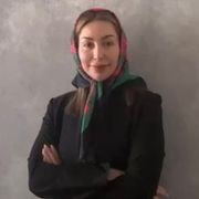 لیدا اسماعیلی دکتر روانشاس با شال و دست به سینه